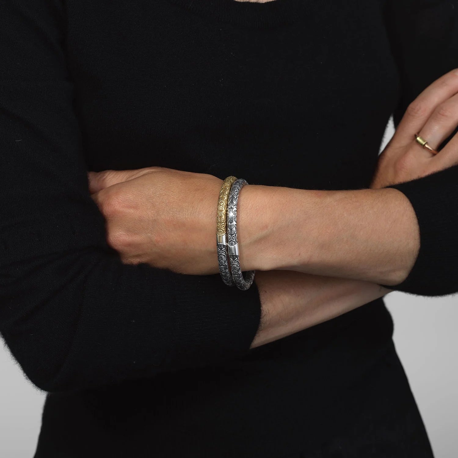 Embossed Hinged Cuffling silver/messing